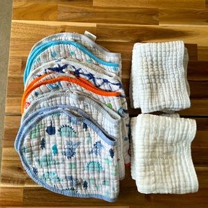 Six Aden bib and burb cloth in 1, 6 white muslin burp cloths